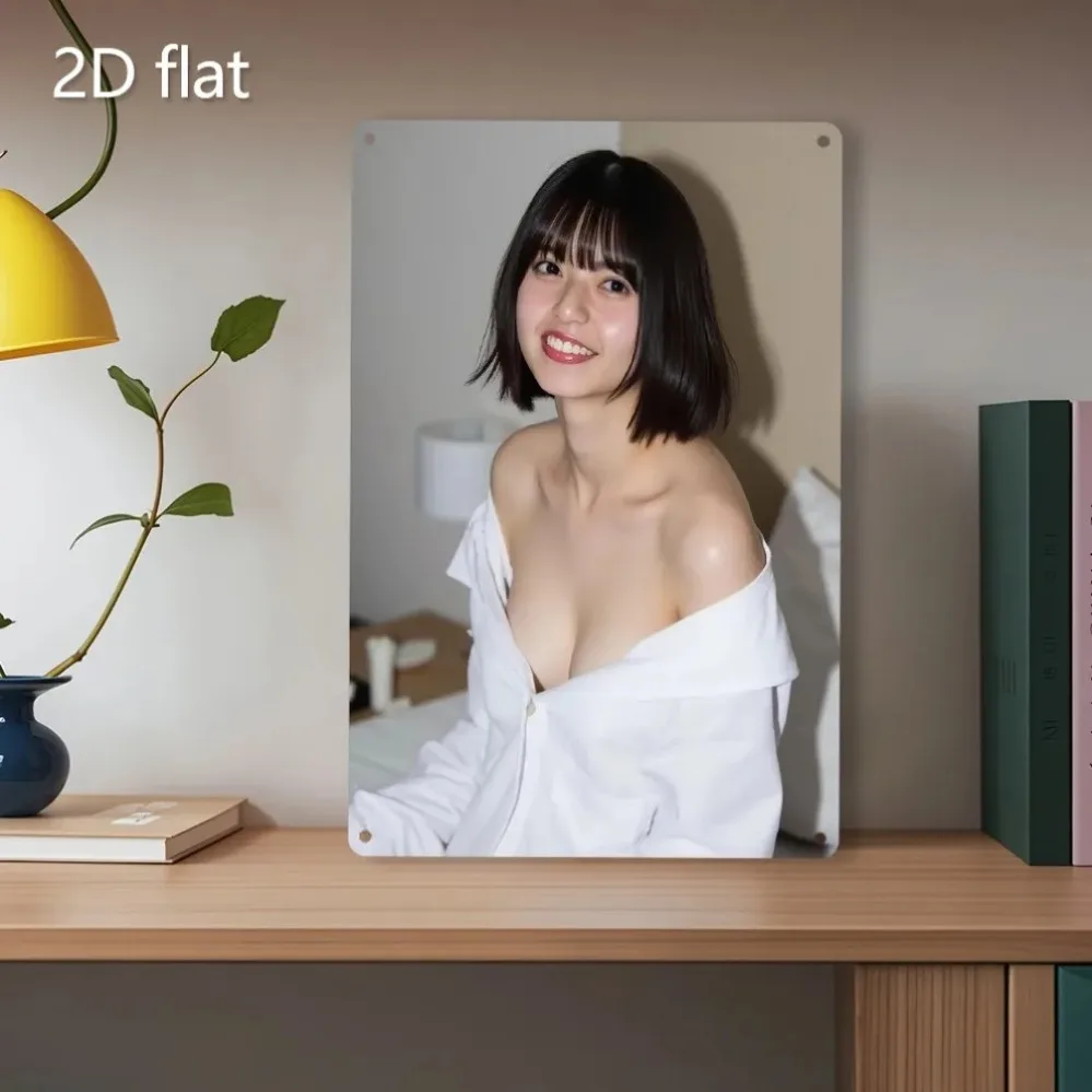 Vintage-Porträt einer östasiatischen Schönheit mit kurzem Bob-Haar & Pony in übergroßem weißem schulterfreiem Hemd, posiert in gemütlicher Schlafzimmer-Umgebung, Metall