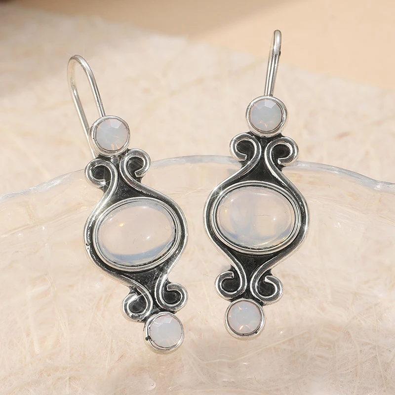 Ethnische ovale, eingelegte Imitations-Mondstein-Ohrringe für Damen, Vintage-Stil, silberfarbenes Metall, Schnitzmuster, baumelnde Ohrringe, Schmuck Image