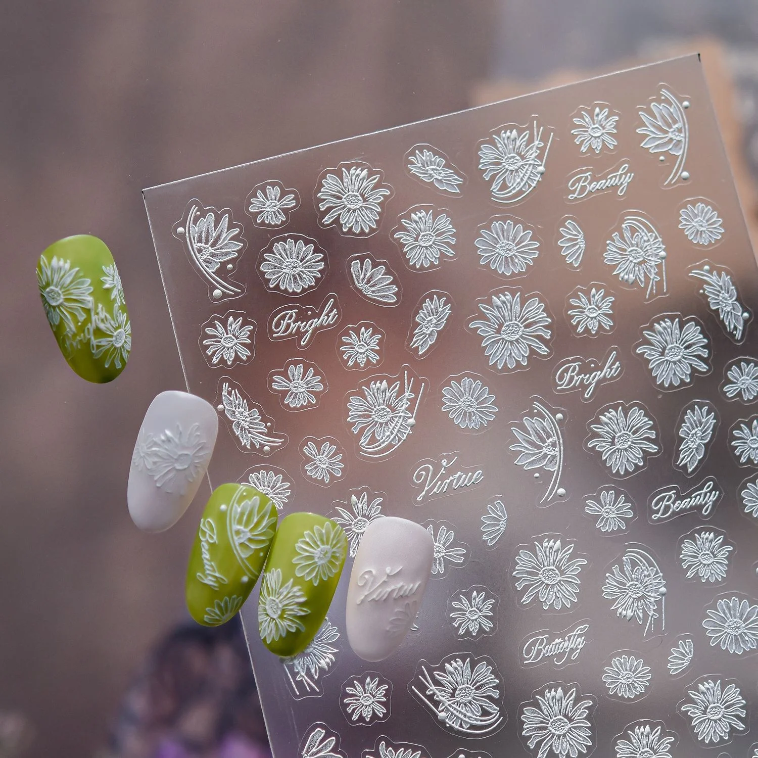 5D Holographische Silberweiße Gänseblümchen-Nagelaufkleber Französische Minimalistische Blumen- und Blatt-Designs Glänzende Selbstklebende Maniküre-Sticker Image