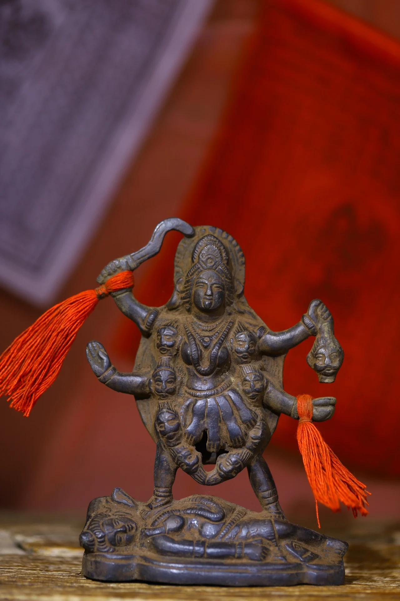 Statua antica nepalese da 6 pollici in bronzo con cinabro, della dea indiana Kali, a forma di teschio di Buddha, Durga, per sala di culto o casa.