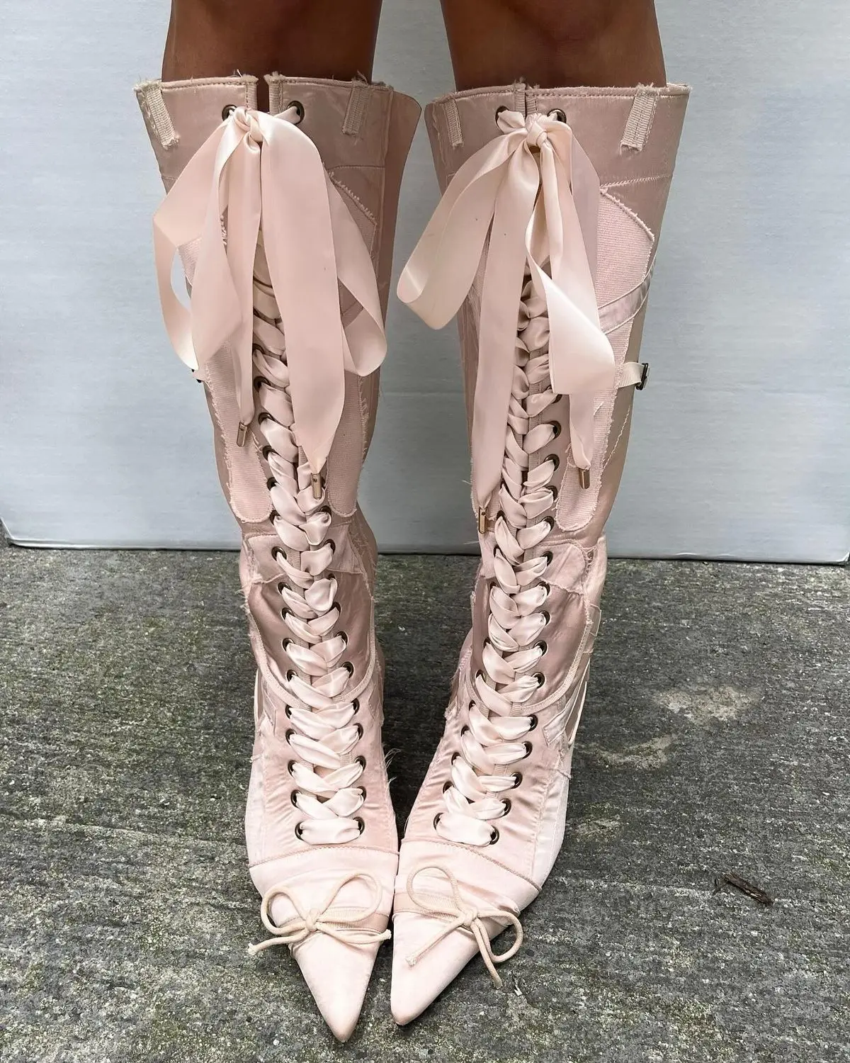 Rosa spitze Zehen Schmetterlingsknoten kniehohe Damenstiefel Stiletto High Heels Schnürdesign große modische Damenschuhe