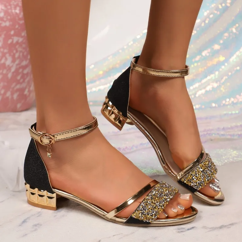 Neue modische Damensandalen in Gold und Silber mit niedrigem Absatz, Freizeitschuhe für Damen, offene Zehenpartie, Sommer, leichte modische Damenschuhe, Größe 36–43