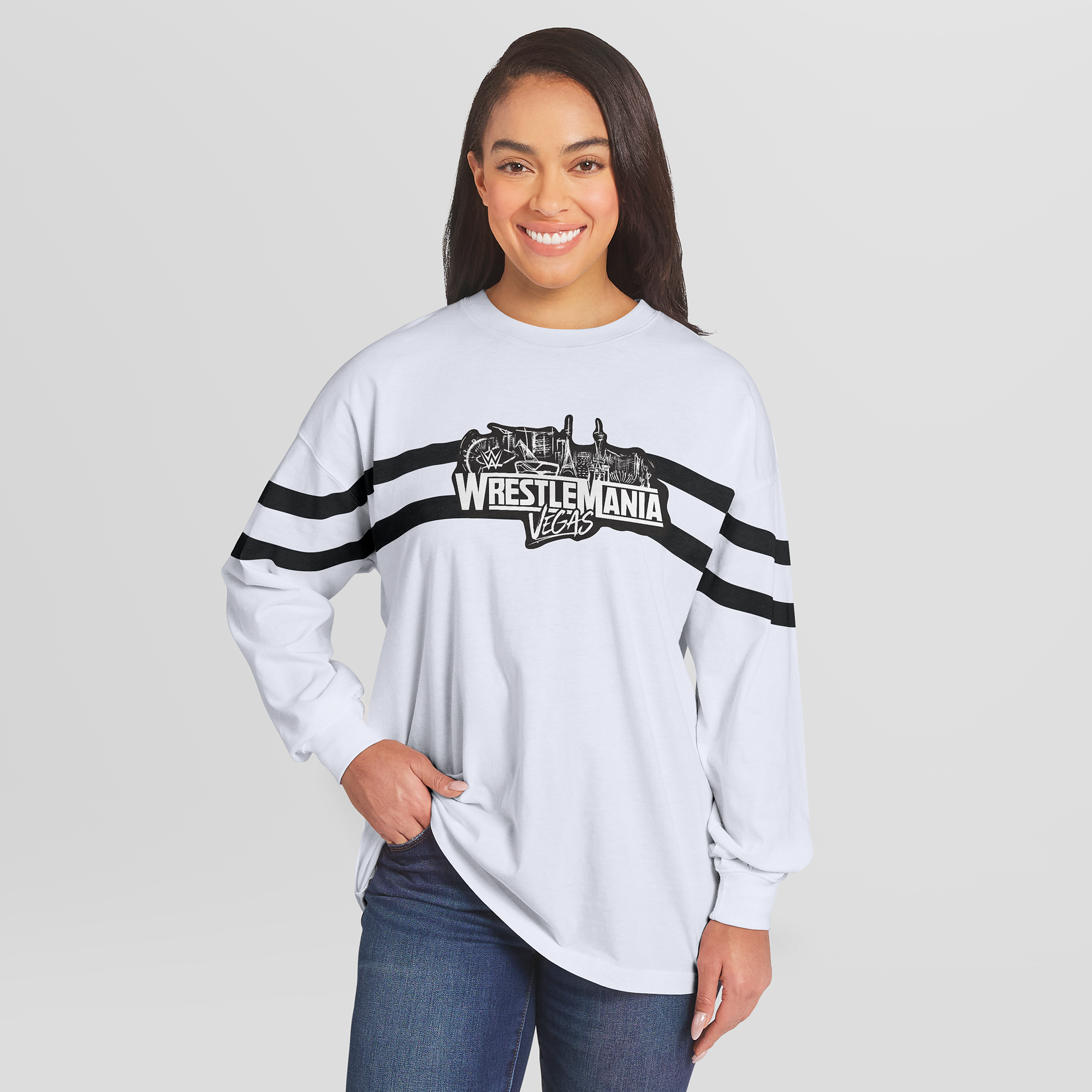 Damen-T-Shirt von WEAR by Erin Andrews, weiß, WrestleMania 42, Oversized-Streifen, langärmlig