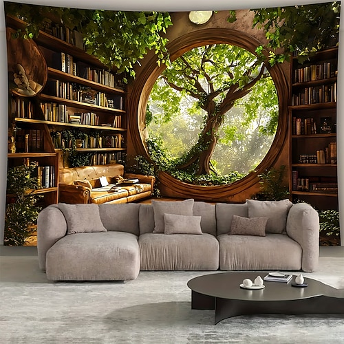 Magische Bibliothek, Fantasie-Lesezimmer, rundes Fenster, Blick auf einen üppig grünen Baum, Bücherregal, Vintage-Bücher, Sofa, Wandteppich, Wandbehang, Hintergrund für Schlafzimmer, Arbeitszimmer, Image