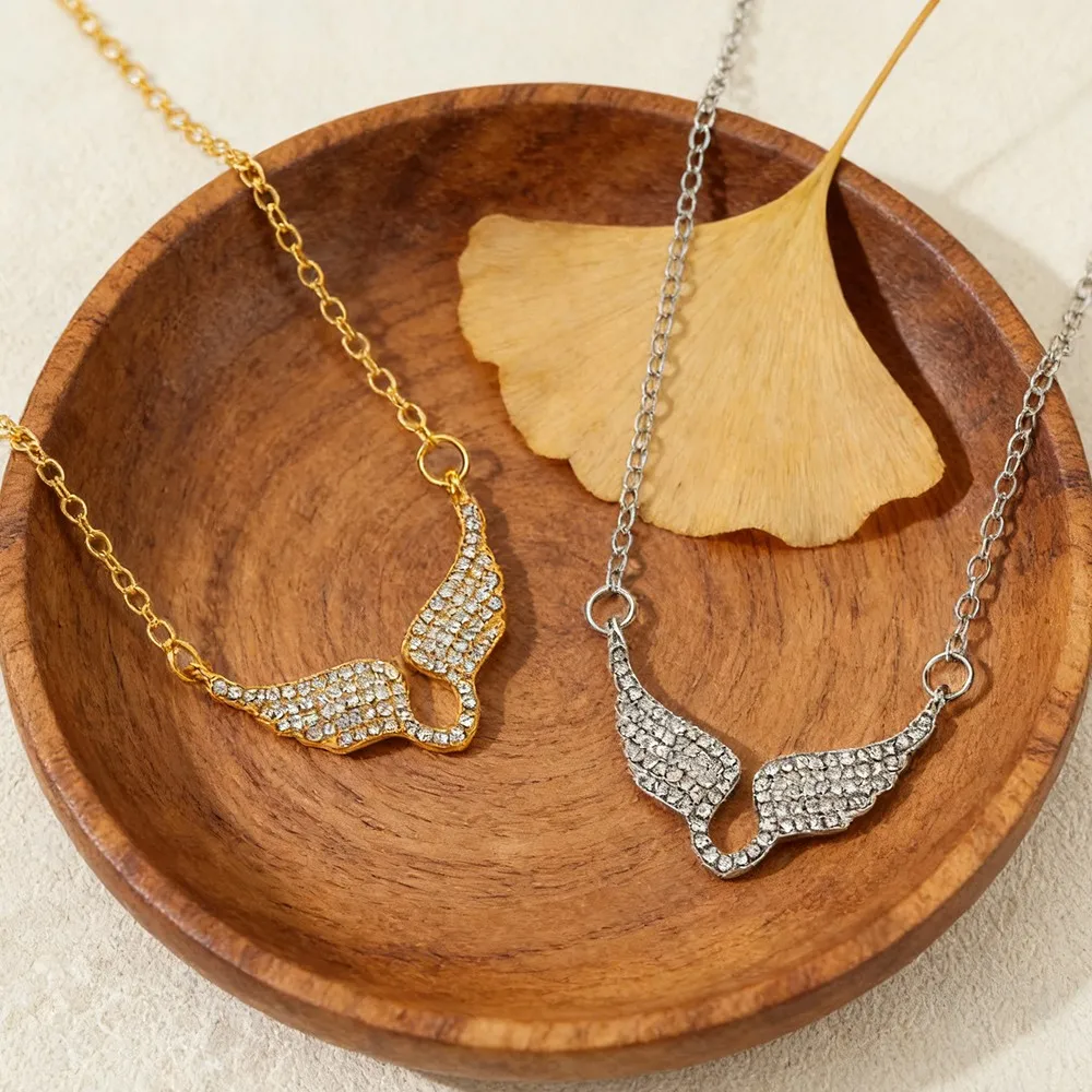 Goldfarbene Engelsflügel-Halskette für Frauen mit Strass-Besatz Schlüsselbein-Kette Modisches Designer-Schmuck-Accessoire Image