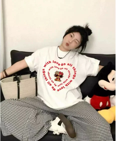 Sanrio 2026 Sommer-Comic-Form Hello Kitty Motiv 100% Baumwolle Bedrucktes Freizeit-T-Shirt für Erwachsene Kinder Eltern-Kind-Oberteil Freizeitkleidung