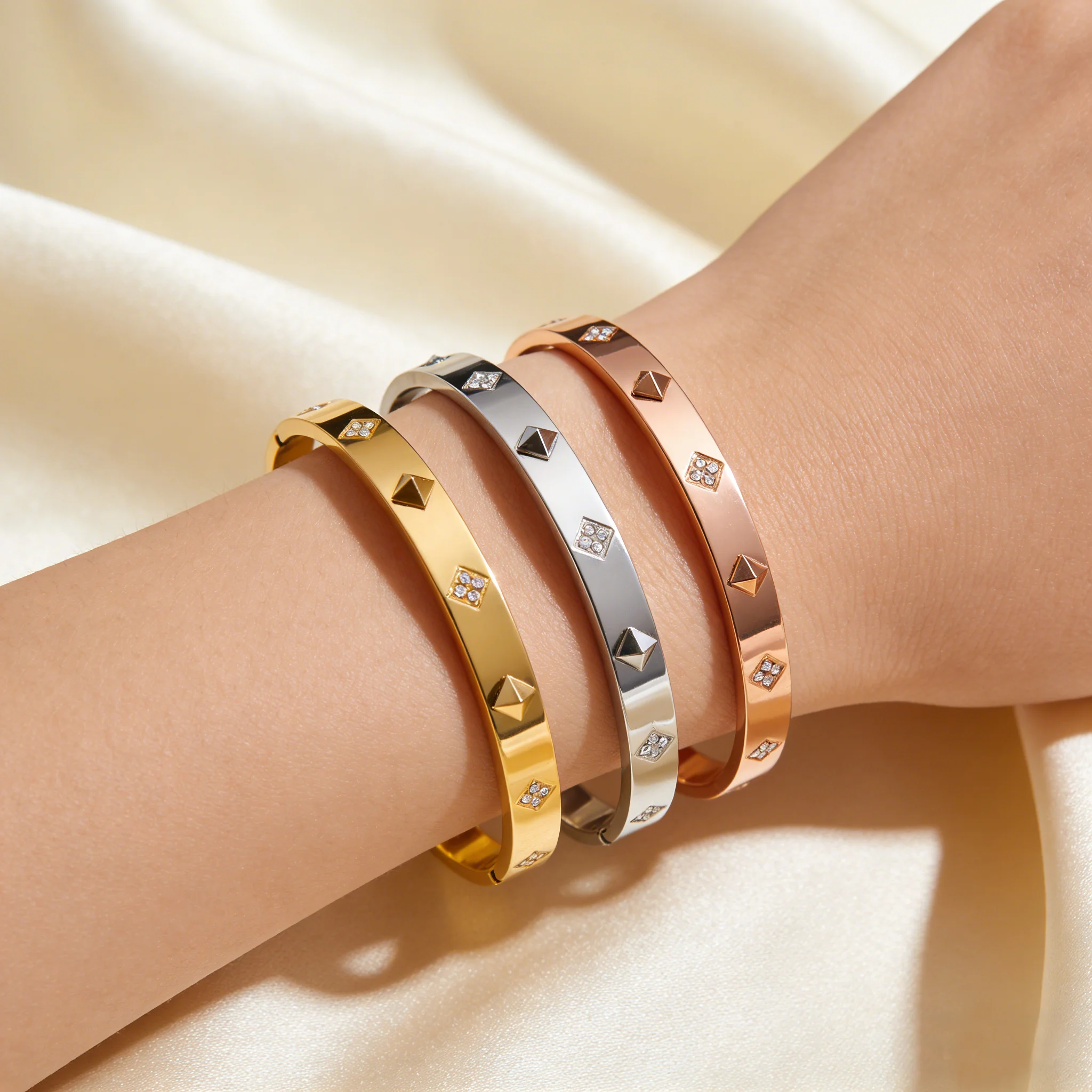 Modisches Damen-Armband aus Edelstahl mit Quadratischen Zirkonia-Steinen und Luxuriöser Schnalle für Alltag und Partys Image