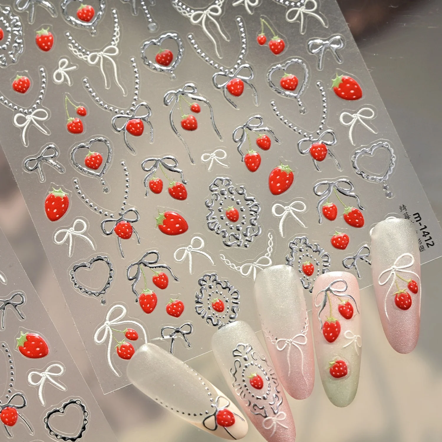 Süße Lolita-Style 5D Nagelaufkleber Erdbeerherz Silberkette Perle Schleife Geprägte Selbstklebende Nagelkunst-Sticker für Frauen und Mädchen Image