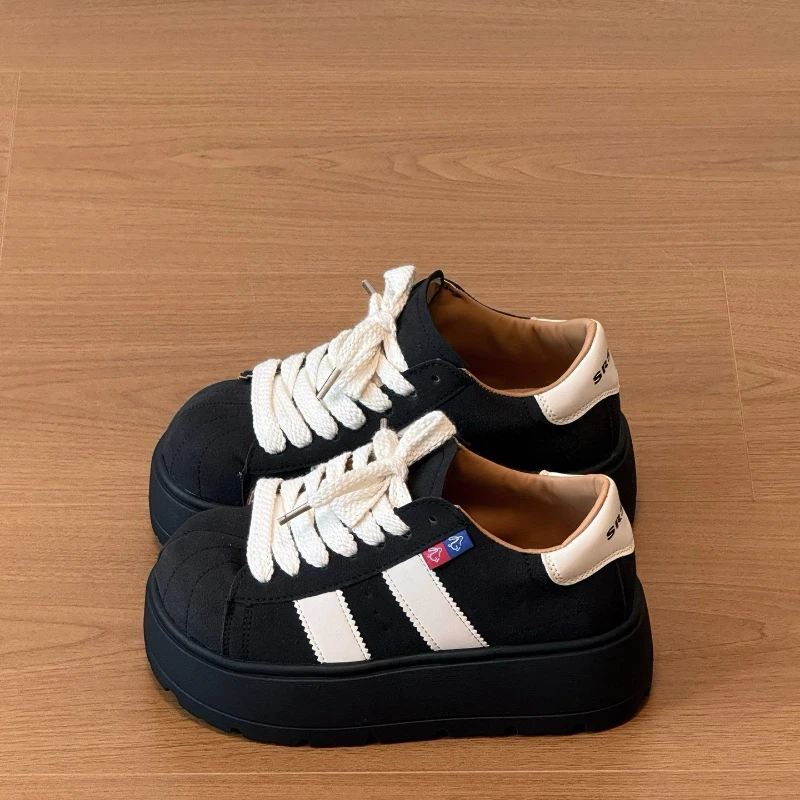 Damen-Sneaker mit klobiger Sohle, modische Plateauschuhe, bequeme Freizeitschuhe, trendige Streetwear-Sneaker, schwarz-weiße Sportschuhe