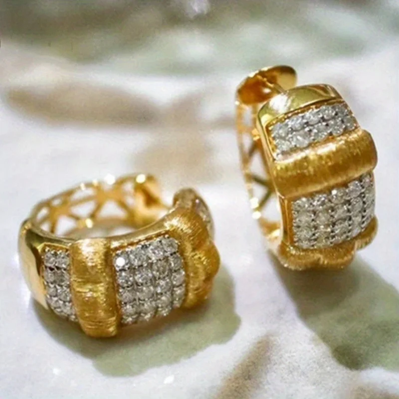 Modische, vollständig mit funkelnden synthetischen Zirkonia besetzte goldene Creolen für Damen – Eleganter Charme für Bankette und Jubiläen, Schmuckhandwerk Image