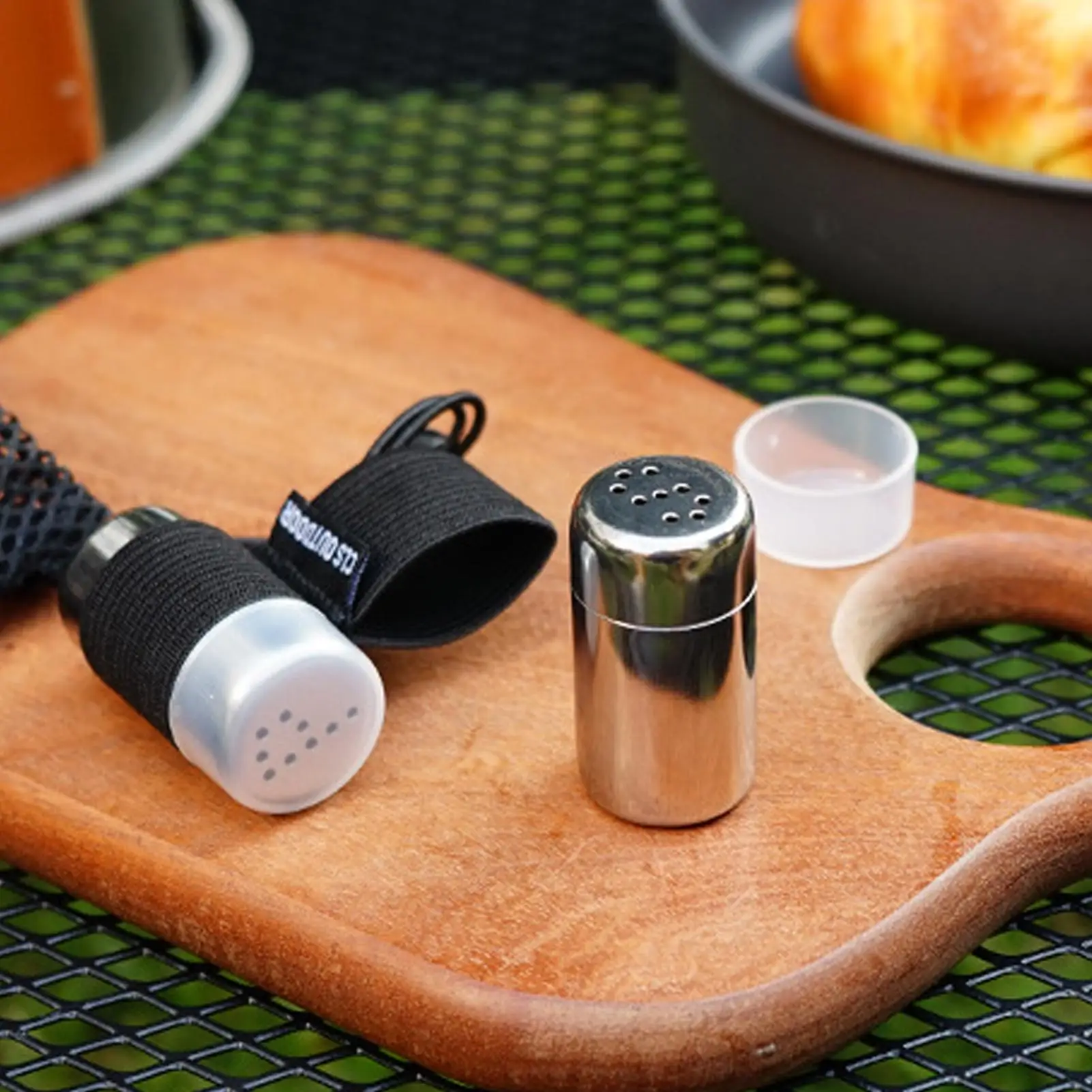 Camping-Gewürzflasche, 2 Stück, kleiner Pfefferstreuer mit Deckel, Edelstahl-Reisesalzbehälter mit Aufbewahrungstasche zum Kochen im Freien Image