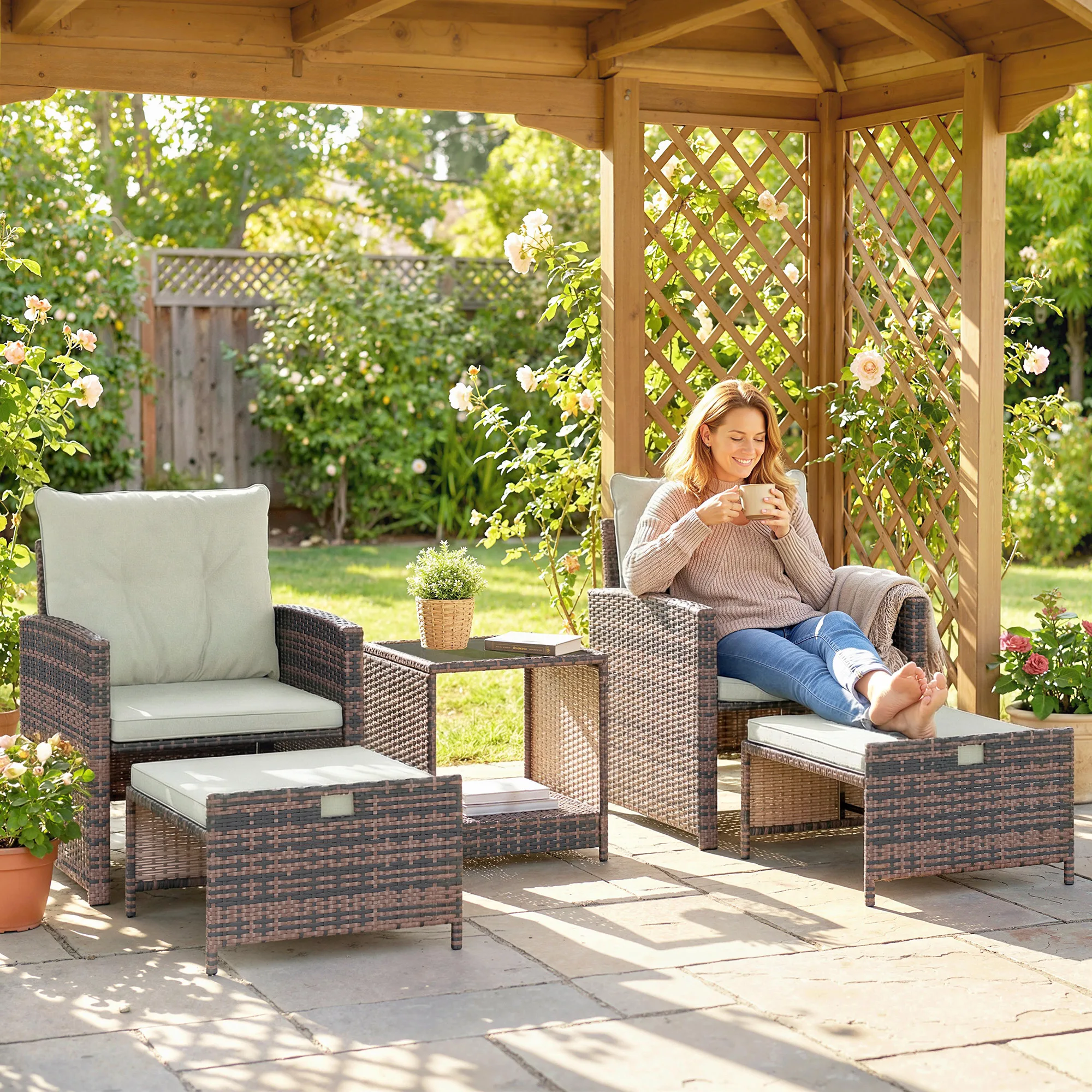 Outsunny Set Salotto da Giardino in Rattan 5 Pezzi, Set di Mobili da Giardino con 2 Poggiapiedi Salvaspazio, 2 Poltrone, Tavolo da Caffè a 2 Livelli, Cuscini, per Esterno Balcone Patio, Marrone/Crema