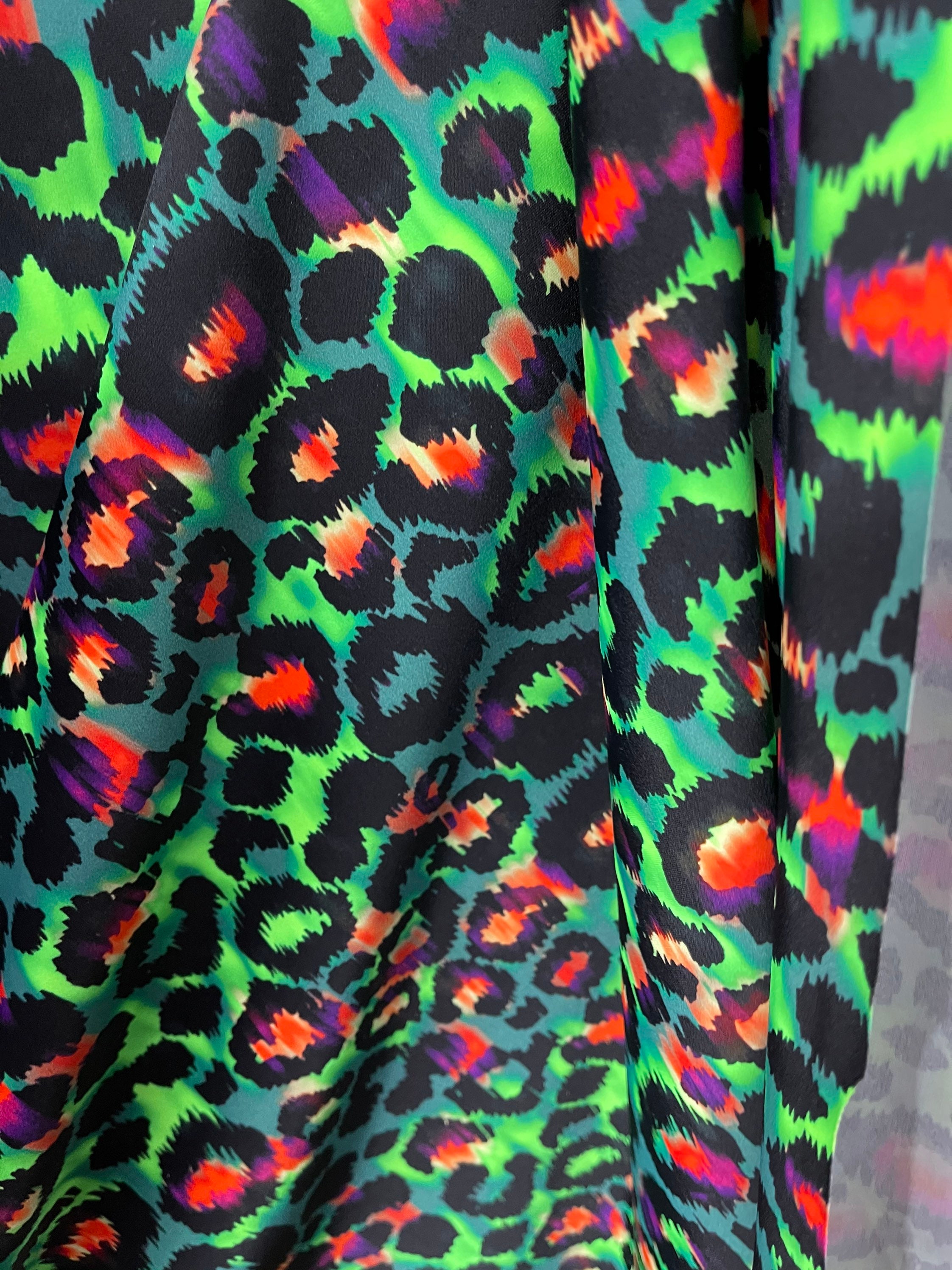 NUOVA stampa ghepardo su tessuto in nylon spandex tie-dye verde elasticizzato in 4 direzioni. Venduto tagliato su misura. Stampa animalier (stampa leo