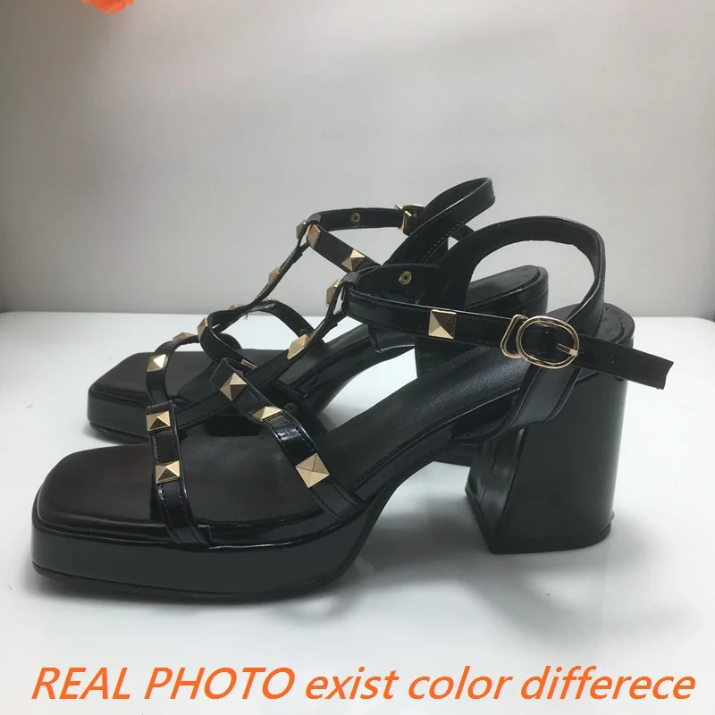 ORCHA LISA Damen-Sandalen, Nieten, Schnalle, T-Riemen, prägnante Alltagsschuhe für Damen, Schwarz, große Größe 43, quadratische Zehen, klobiger Absatz, Plattform