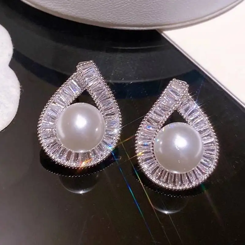 Huitan Fancy Imitationsperlen-Ohrstecker für Damen, trendige Party- und Alltagsaccessoires, eingelegt mit glänzendem CZ, eleganter Hochzeitsschmuck Image