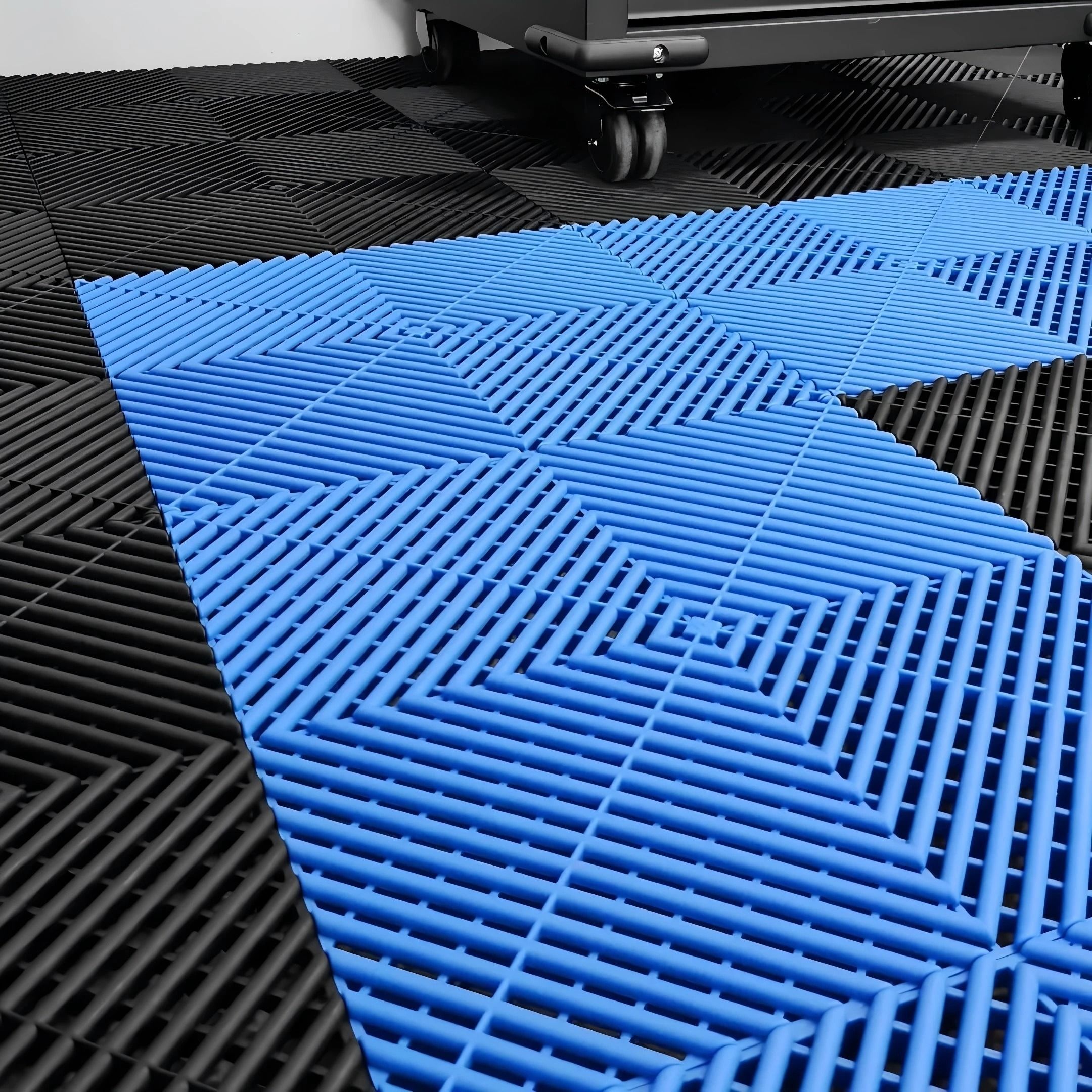 Automotive Modular Floor Tiles | 40x40cm Interlocking Hollow Drainage Garage Mat corners