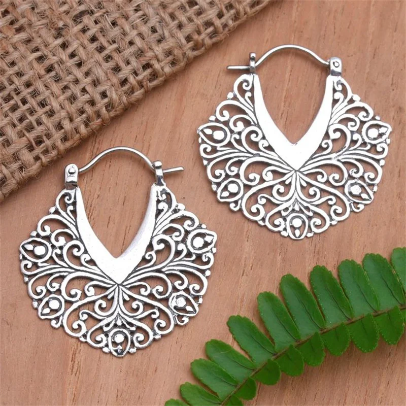 Böhmischer Stil Handgefertigte Strukturierte Hohle Versilberte Creolen Vintage-Schmuck für Damen Bankett Urlaub Schmuckzubehör Handarbeit Image
