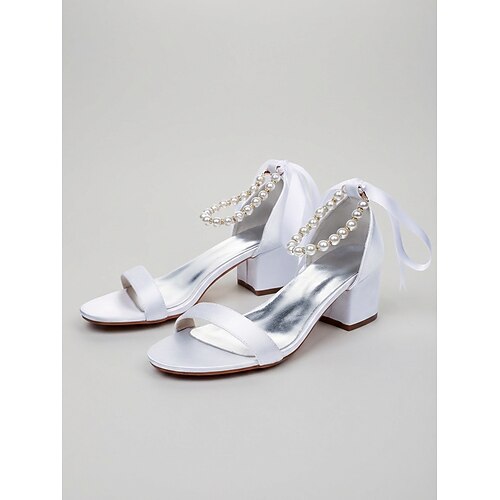 Weiße Brautsandalen mit Blockabsatz – Perlenbesetzte, offene Zehenpartie und Knöchelriemen für die Hochzeit im Garten Image