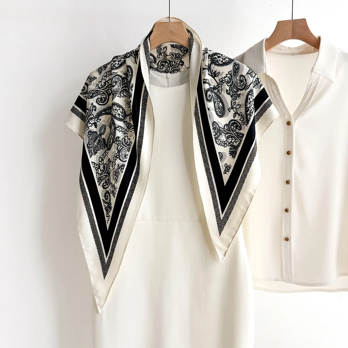 Frühlings-Paisley-bedruckter quadratischer Schal für Damen, weicher Satin-Seidenimitat-Schal, luxuriöser Hijab, Halstuch, eleganter Schal Image