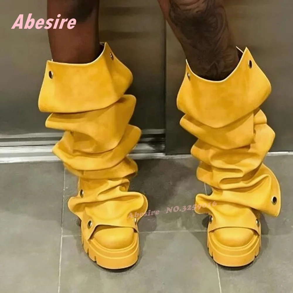 Runde Zehen, klobige Absätze, höhenvergrößernde lange Damenstiefel, gelbe Tanksohlen, Knopfleiste, kniehohe Stiefel, Winter-Freizeitschuhe, Luxus Image