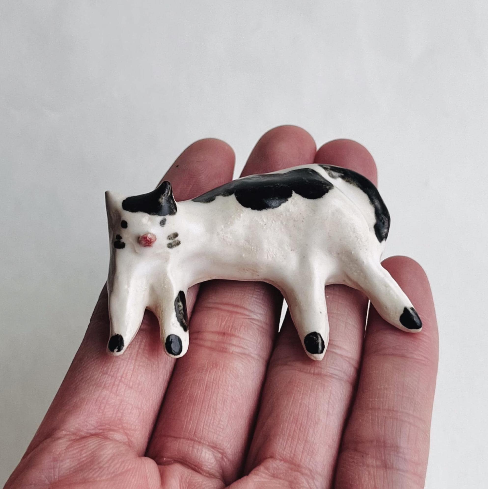 Statuetta di animale fatta a mano, ornamento a forma di gatto in ceramica, mini animale da collezione per la decorazione della scrivania.