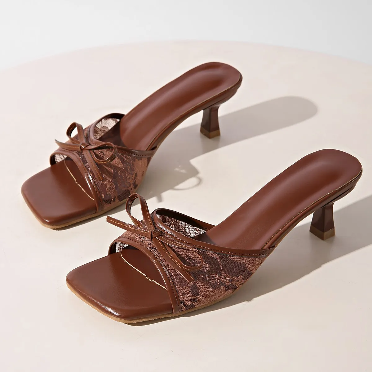 Elegante Spitzen-Blumen-Mule-Sandalen für Damen mit eckiger Zehenpartie, Kitten-Heel und Netz-Schleifendesign – Party-Schuhe in Schwarz und Braun