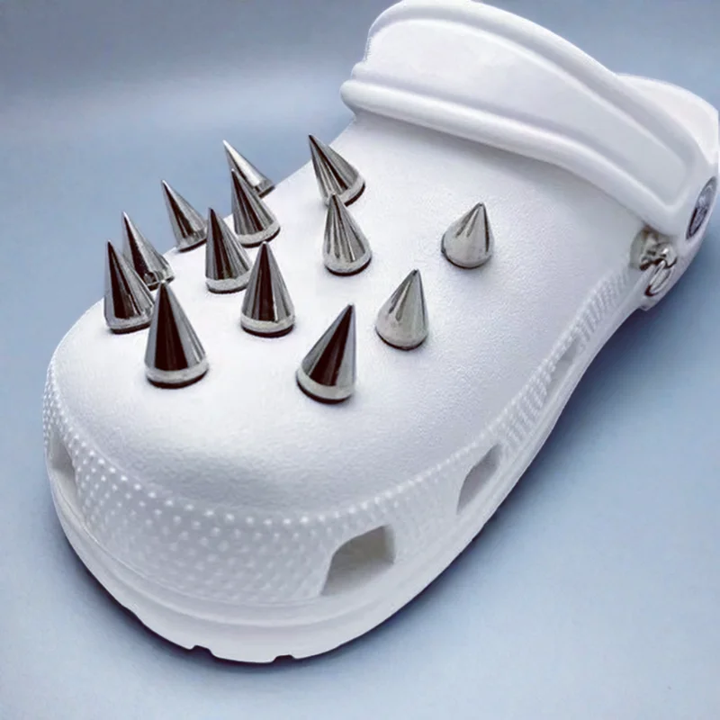 Neue Mode Niet Loch Schuh Charms Designer Vintage Hohe Qualität Clogs Schuh Zubehör Trend Alle-spiel Charms DIY Punk stil