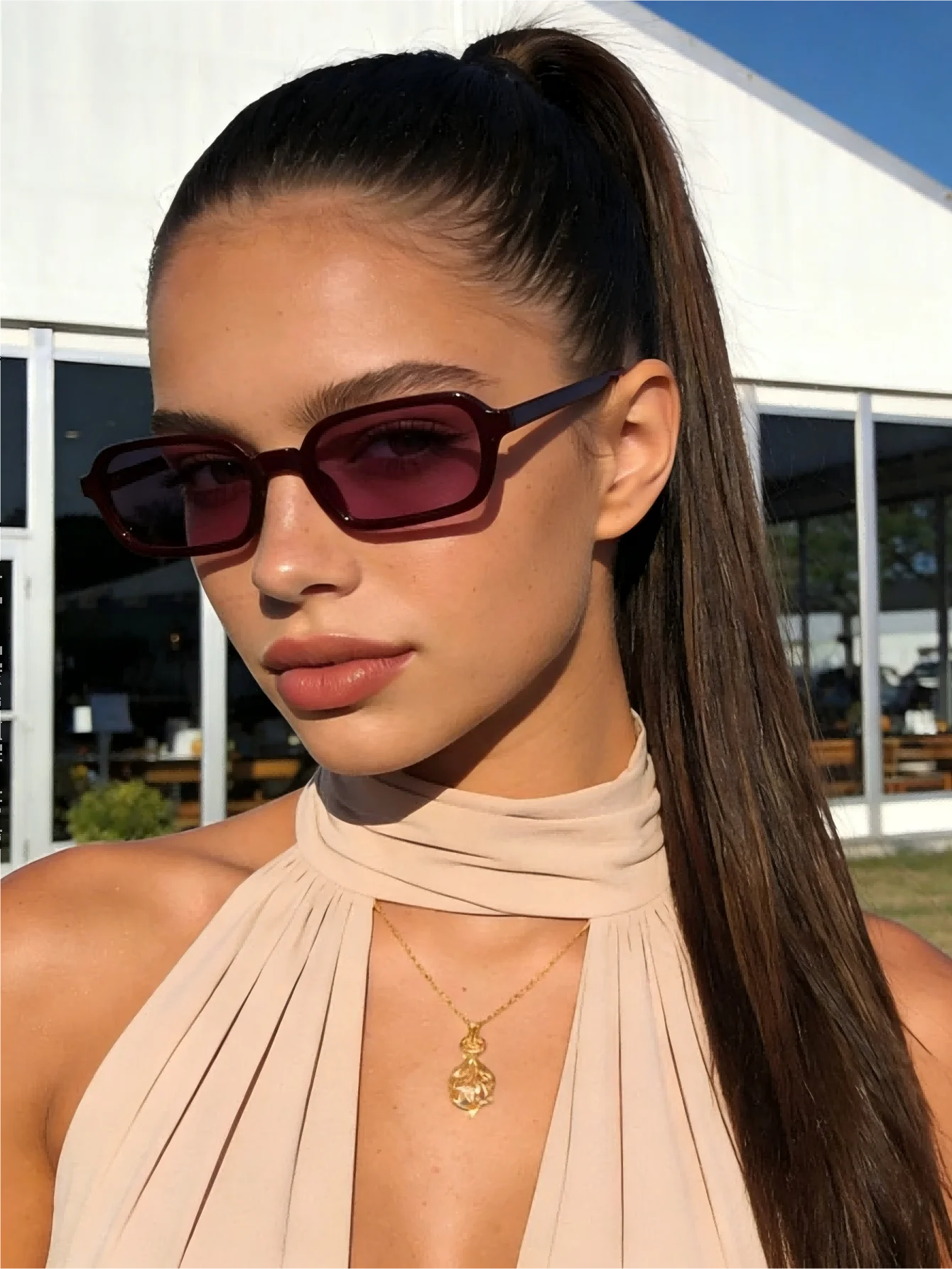 1 x quadratische Sonnenbrille mit kleinem Rahmen in Burgunderrot, elegante Damen-Sonnenschutzbrille, geeignet zum Einkaufen und Golfen Image