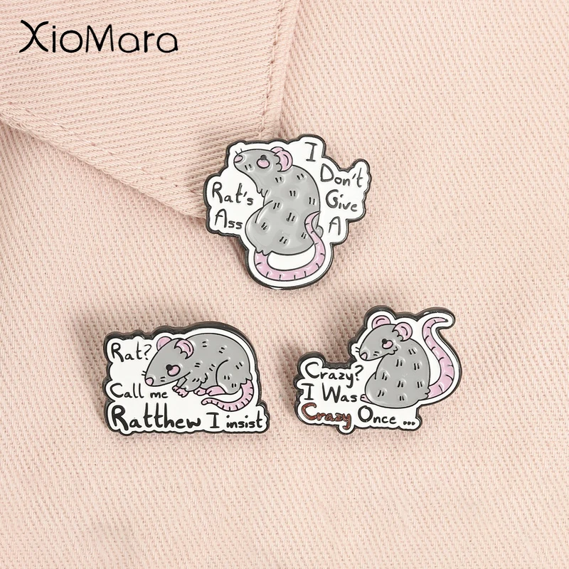 Lustige Cartoon-Ratten-Emaille-Pins: „Nenn mich Ratthew, ich behalte mir die Frechheit, das Arschloch eines Rattenkотов zu lassen“ – Broschen, Anstecknadeln, Schmuckgeschenke Image
