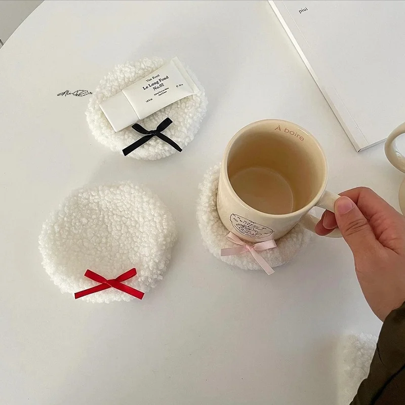 Einfaches weißes Plüsch-Untersetzer-Wärmedämmpad – dekorative Schreibtisch-Schmuckmatte für Getränke, Wohnaccessoires, Geschenk Image