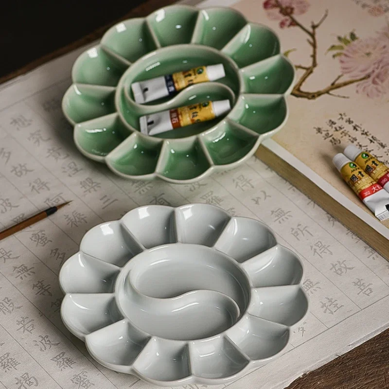 Handgefertigte Seladon-Palette, Pflaumenblüten-förmiges Aquarell-Farbtablett, Jingdezhen Ru Ofen, hochwertiger Keramikplatten- und Stifthalter Image