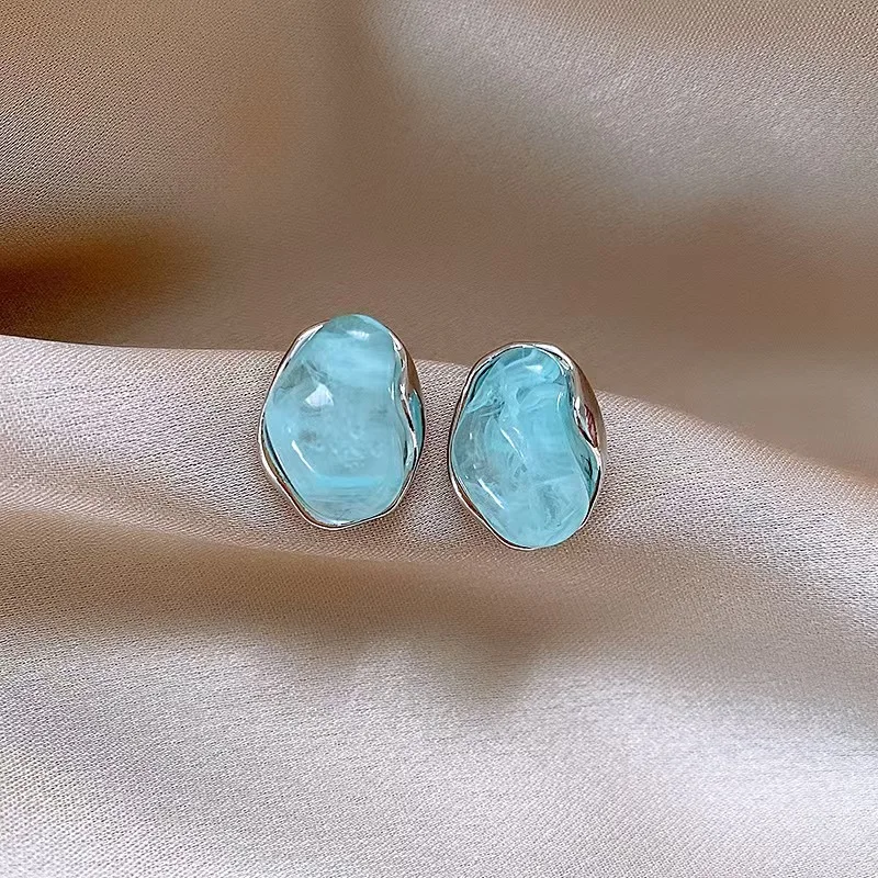 Unregelmäßige, verschmierende Harz-Blue-Jelly-Eis-niedliche geometrische Bohnen-Ohrstecker für Frauen, einzigartiger Schmuck, Weihnachtsgeschenk Image