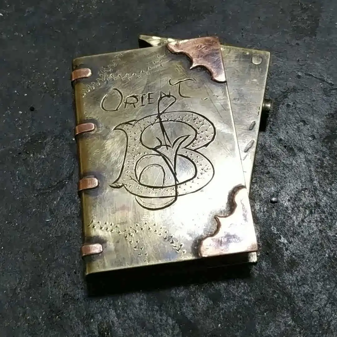 Vintage Erster-Weltkrieg-Buch Handgefertigte Feuerzeuge Messing Klappbare Trenchfeuerzeuge mit Kerosin-Dochten Geschenkfeuerzeuge Image