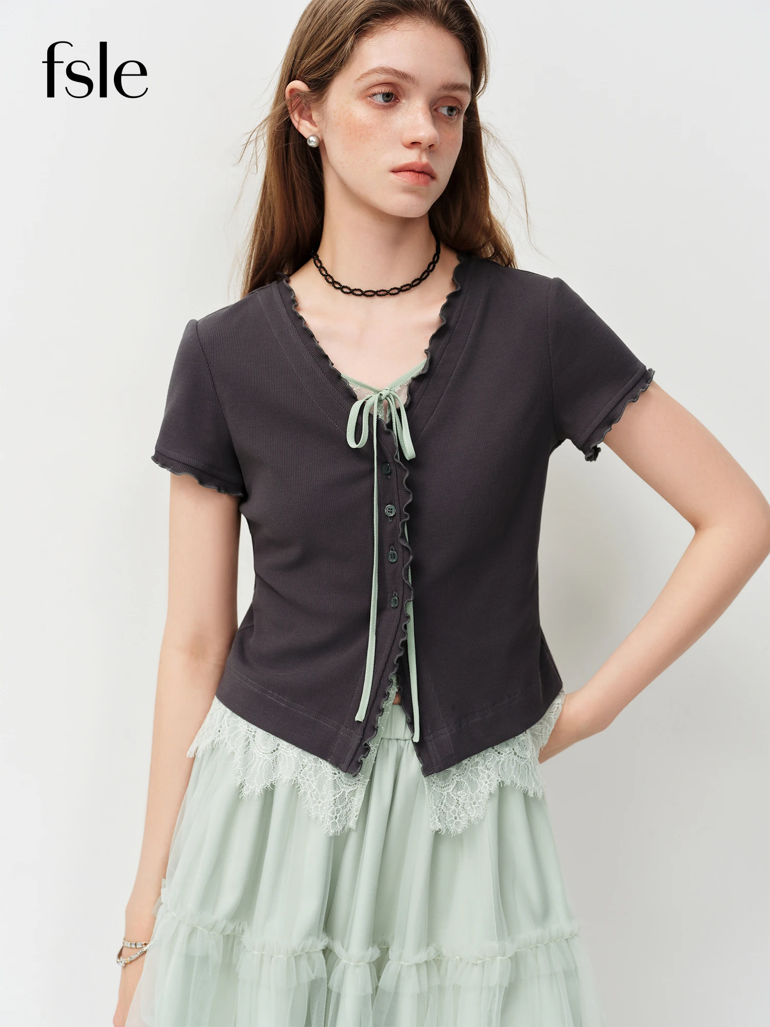 FSLE Stylisches T-Shirt mit Schnürung vorne und Spitzenapplikation im Zweiteiler-Look für Damen, Sommer 2026 Neuheit, ärmelloses gestricktes süßes graues Top Image
