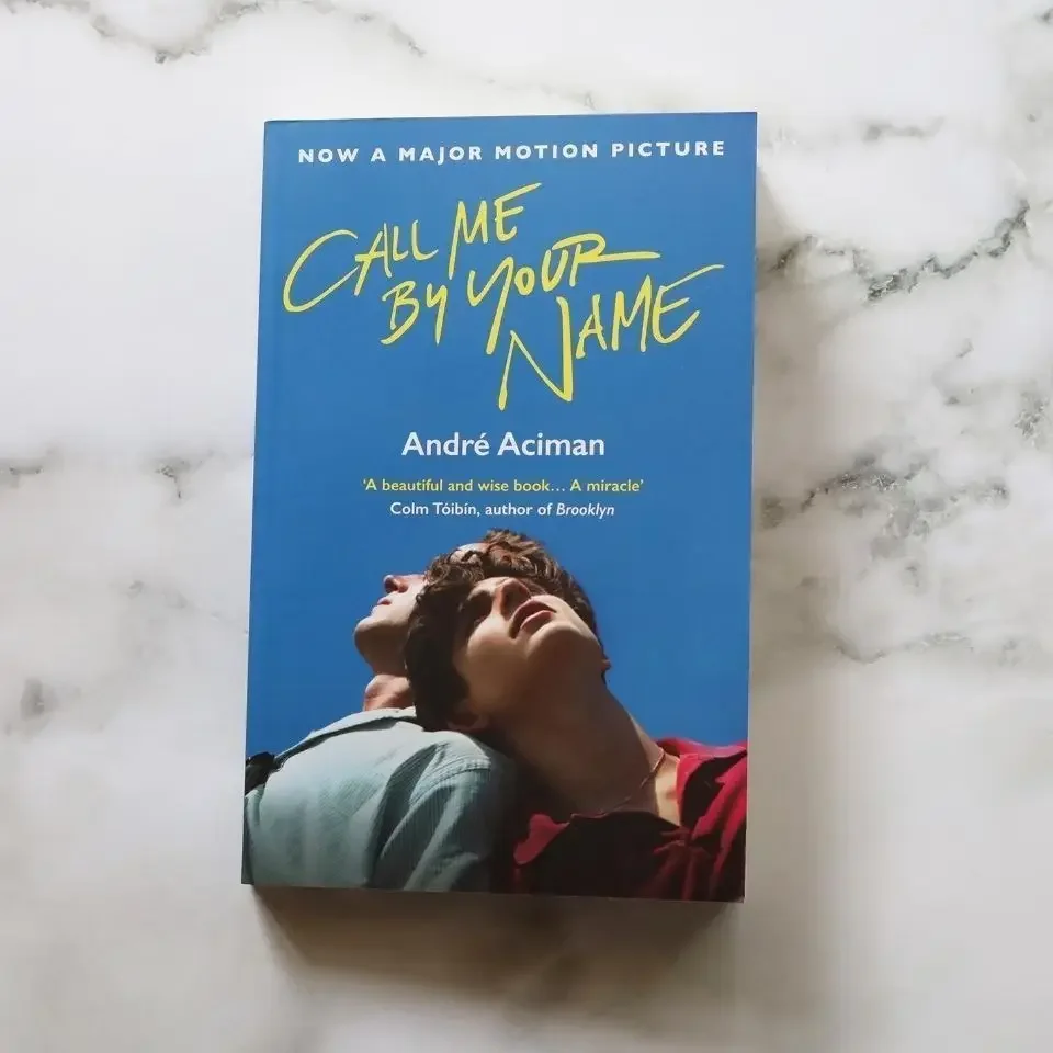 Englische Version: Bitte nennen Sie mich mit Ihrem Namen. Englische Bücher. Filmbuch mit dem gleichen Namen. Englisches Buch Image