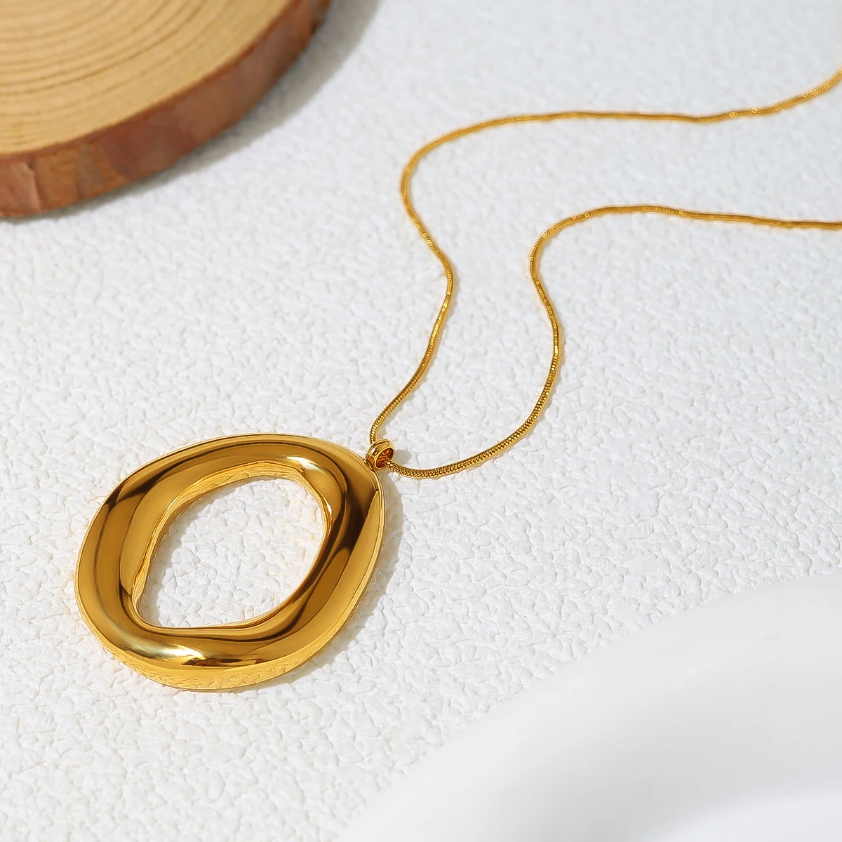 WILD & FREE Edelstahl unregelmäßige Anhänger Halskette für Frauen Schlangen knochen Ketten trend igen 18 Karat vergoldeten Schmuck Image