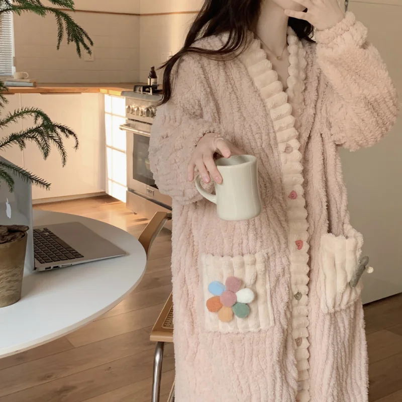 1 stücke Korallen Samt Regenbogen Blume Bademantel 2025 Neue Winter Lose Warme Nette Lange Süße Strickjacke Hause Tragen Pyjamas Image