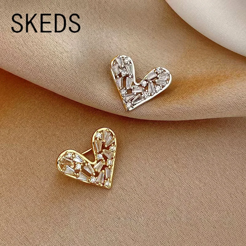SKEDS Exquisite Kleine Größe Strass Herz Broschen Pins Für Frauen Dame Elegante Kristall Design Anzug Kleidung Zubehör Geschenk