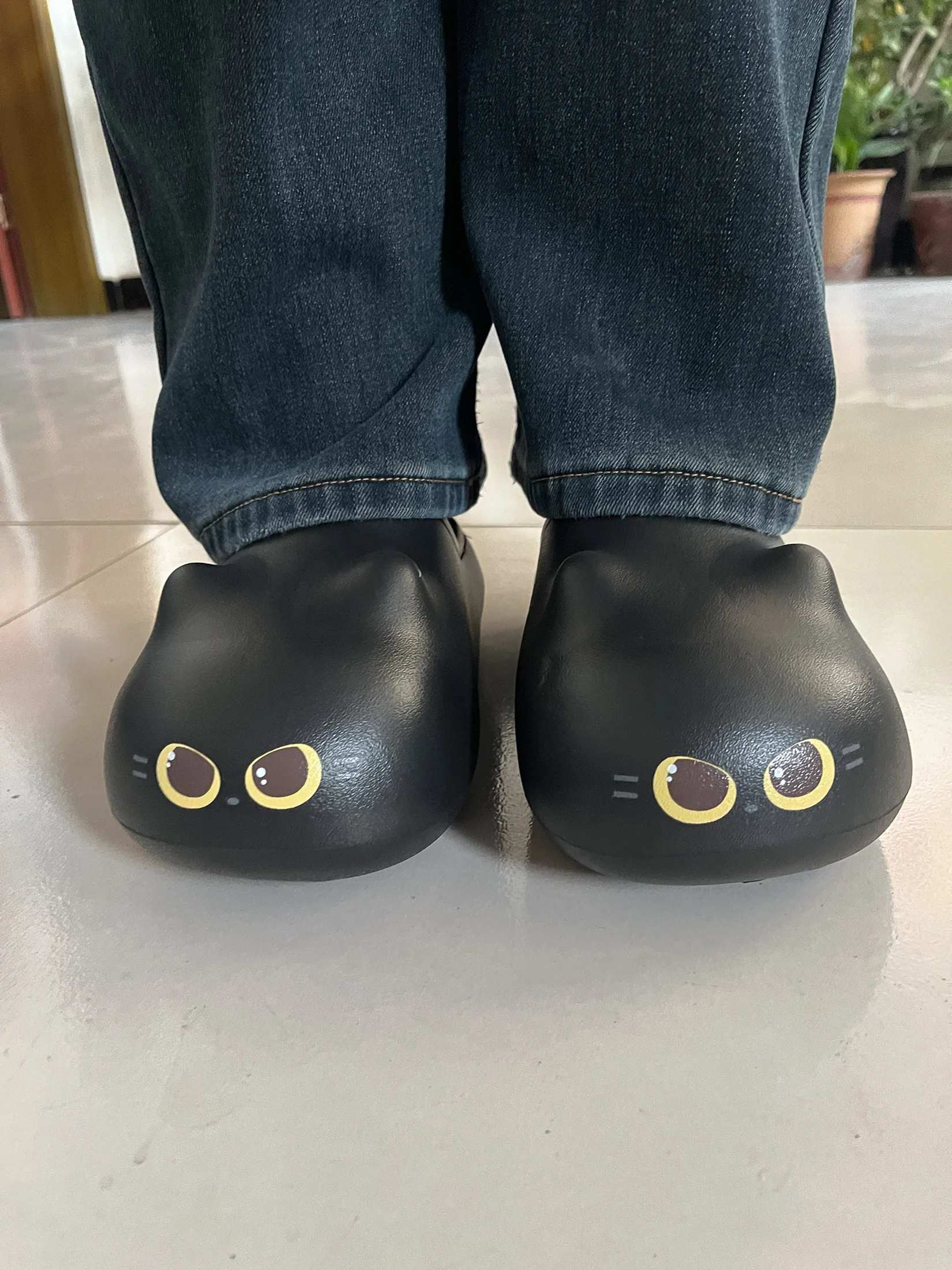Neueste 2026 Niedliche Katzenaugen-Hausschuhe mit Pfotenabdruck-Sohle, Outdoor-Rutschfeste Wasserdichte Warme Winter-Hausschuhe, Pelzige Schuhe für Zuhause