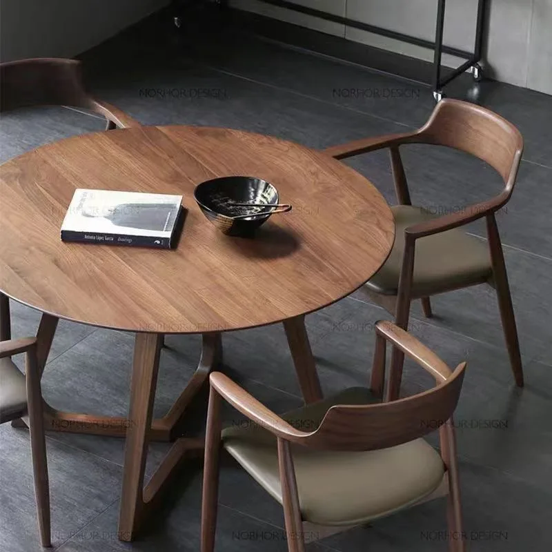 Hochwertiger, minimalistischer runder Esstisch aus massivem Holz, kompakter Heimgebrauch, ideal für Wohnmöbel