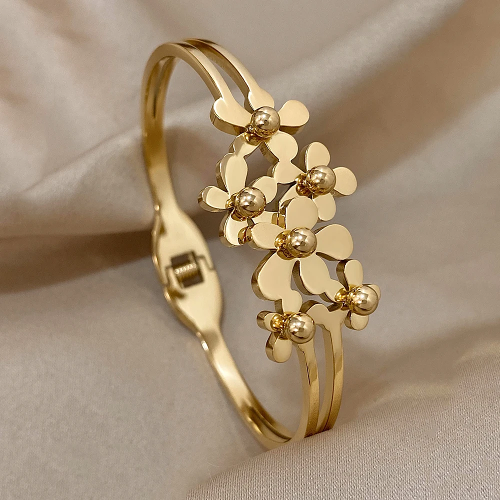 Modischer Stereo-Blumen-Armreif für Damen, eleganter goldfarbener Armreif mit Blumenverzierung, offener Armreif, Schmuckgeschenk für sie Image