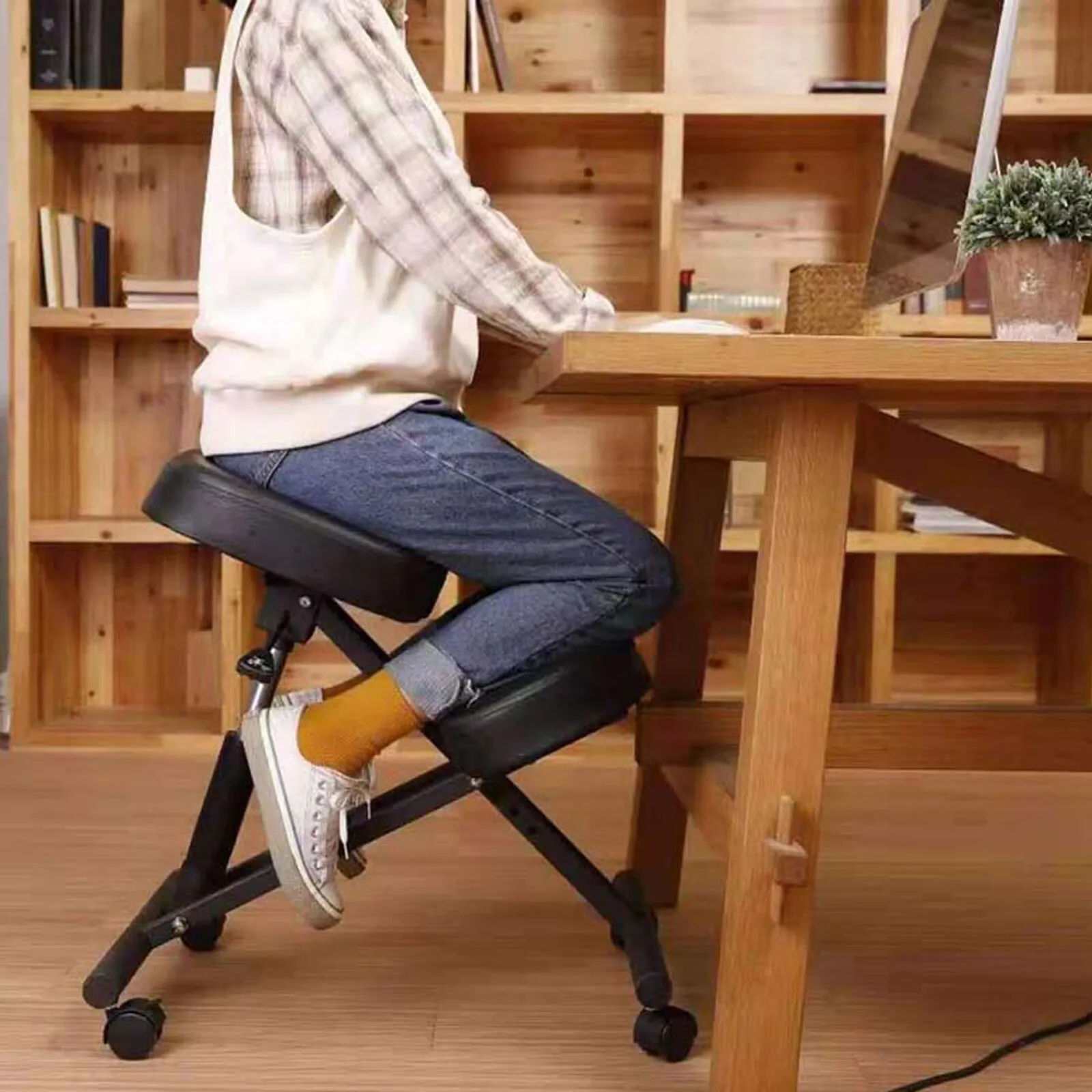 Ergonomischer Kniestuhl mit verstellbarer gepolsterter Stütze und beweglichen Rädern für eine verbesserte Körperhaltung und Komfort während langer Stunden Image