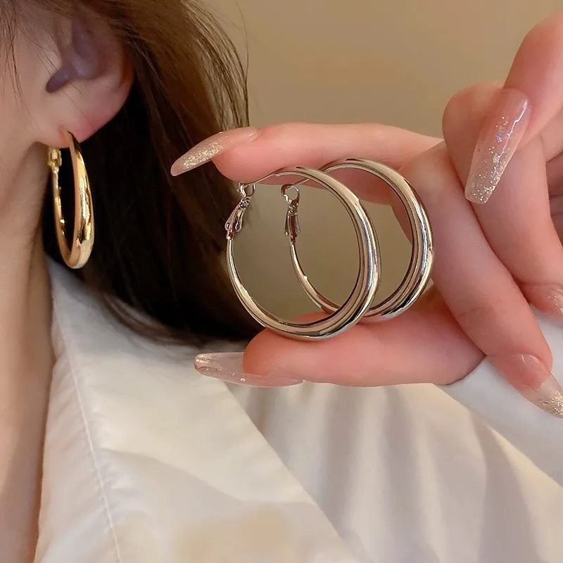 Mode Silber Farbe großen Kreis glatte Creolen für Frauen übertrieben Metall geometrische runde Aussage Ohrringe Schmuck Geschenk