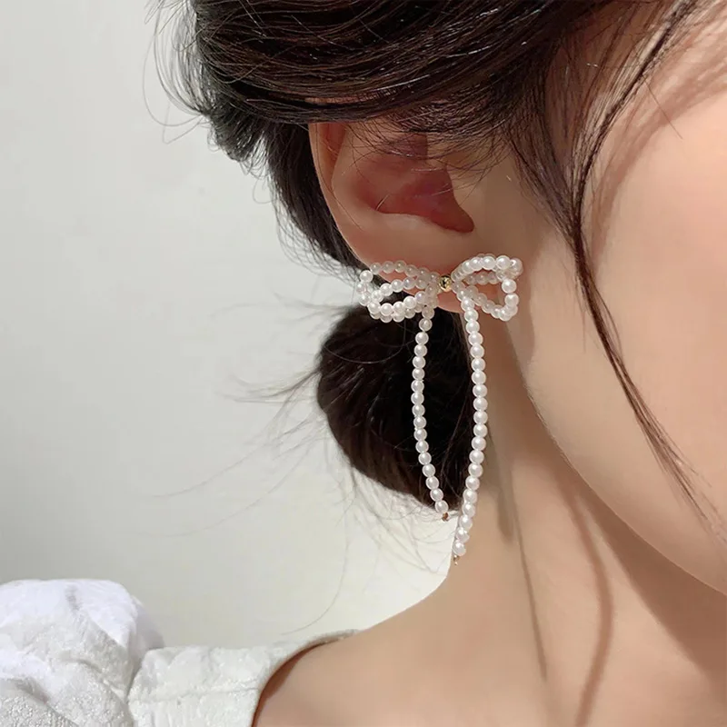 Weiße Schleifenohrringe mit Imitationsperlen und Quasten für Damen, Vielseitige Modische Ohrringe, Eleganter Schmuck Großhandel K-
