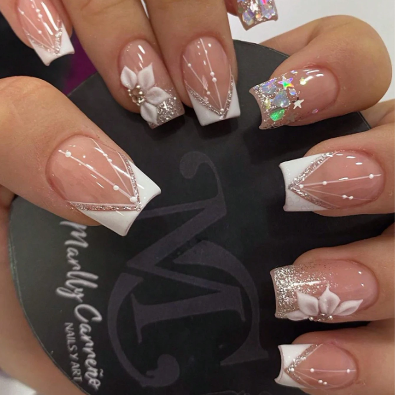 24 Stück French Flash White Border Kirschblüten-Strass-Kunstnägel Whitening Nail Set mit abnehmbaren künstlichen Nägeln für Festivals Image