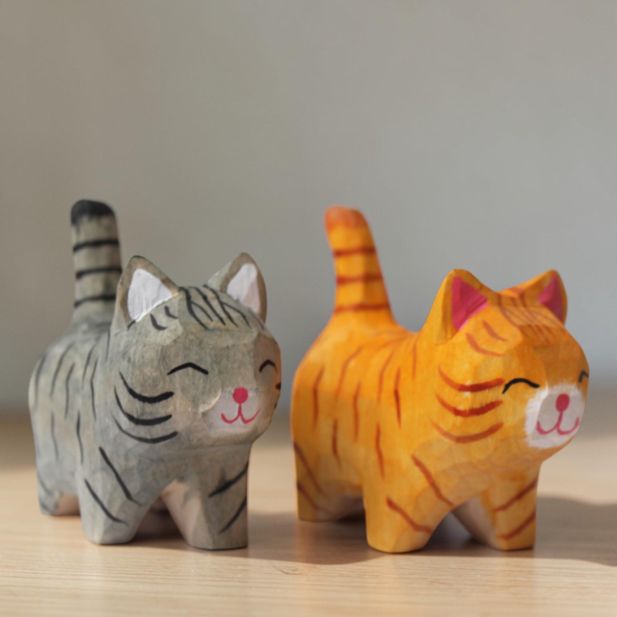 Simpatico ornamento in legno a forma di gatto / Statuetta di piccolo animale intagliata a mano / Idea regalo creativa per decorare la scrivania