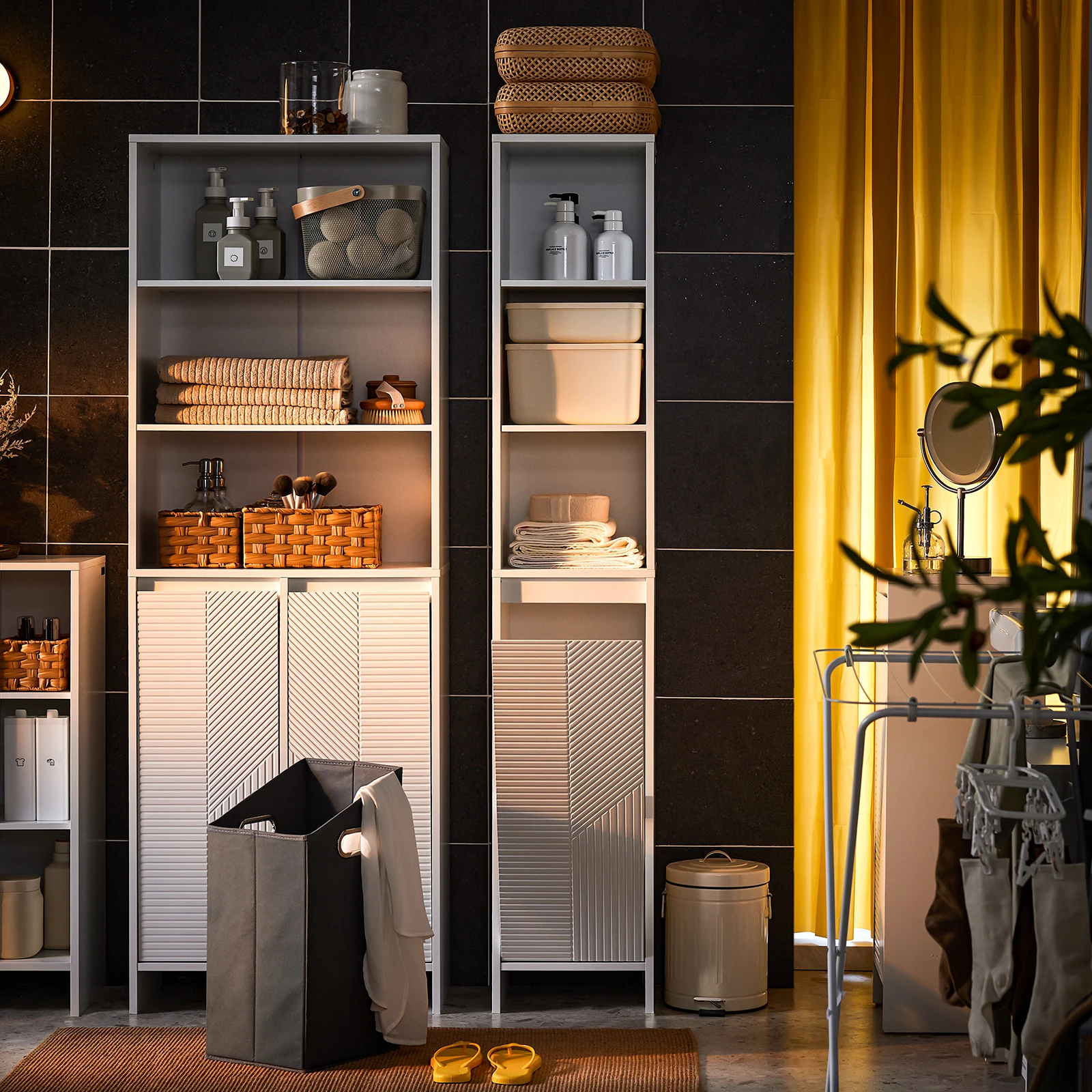 SoBuy BZR158-W Badezimmerschrank Hoch mit Wäschekorb & verstellbaren Regalböden aus MDF, Offene Ablagen für kleines 30x170x30cm