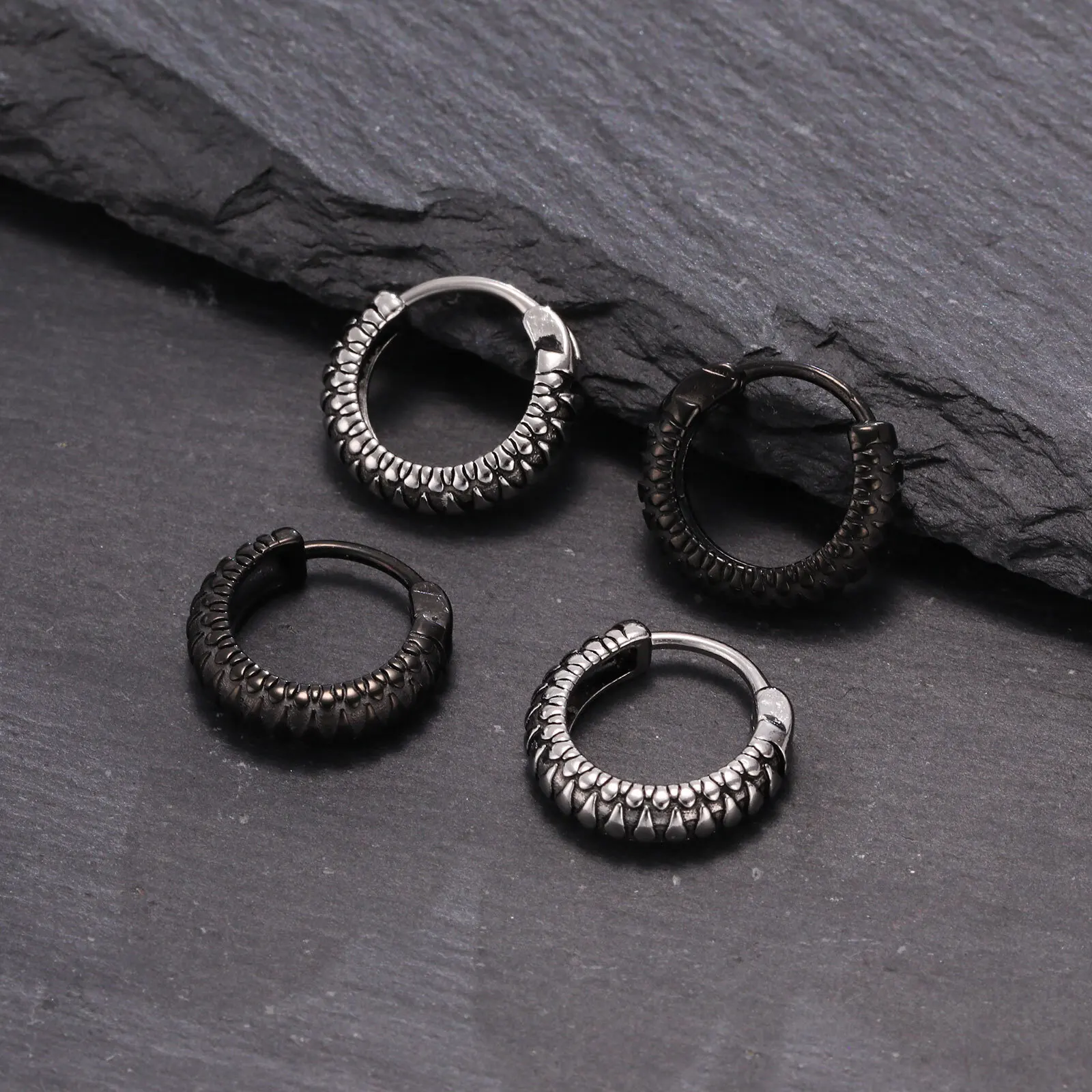 Vnox Creolen mit schwarzer Schlange, strukturiert, für Männer, hypoallergen, Metall, Edelstahl, Tier-Ohrring für Männer und Jungen, cooles Geschenk für Ihn Image