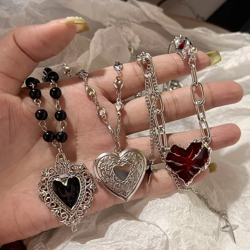 Y2K Gothic Pfirsichherz-Anhänger Halskette, Trendige Damen Silber Geisterklaue Liebes-Choker Punk-Schlüsselbein-Schmuck Geschenk