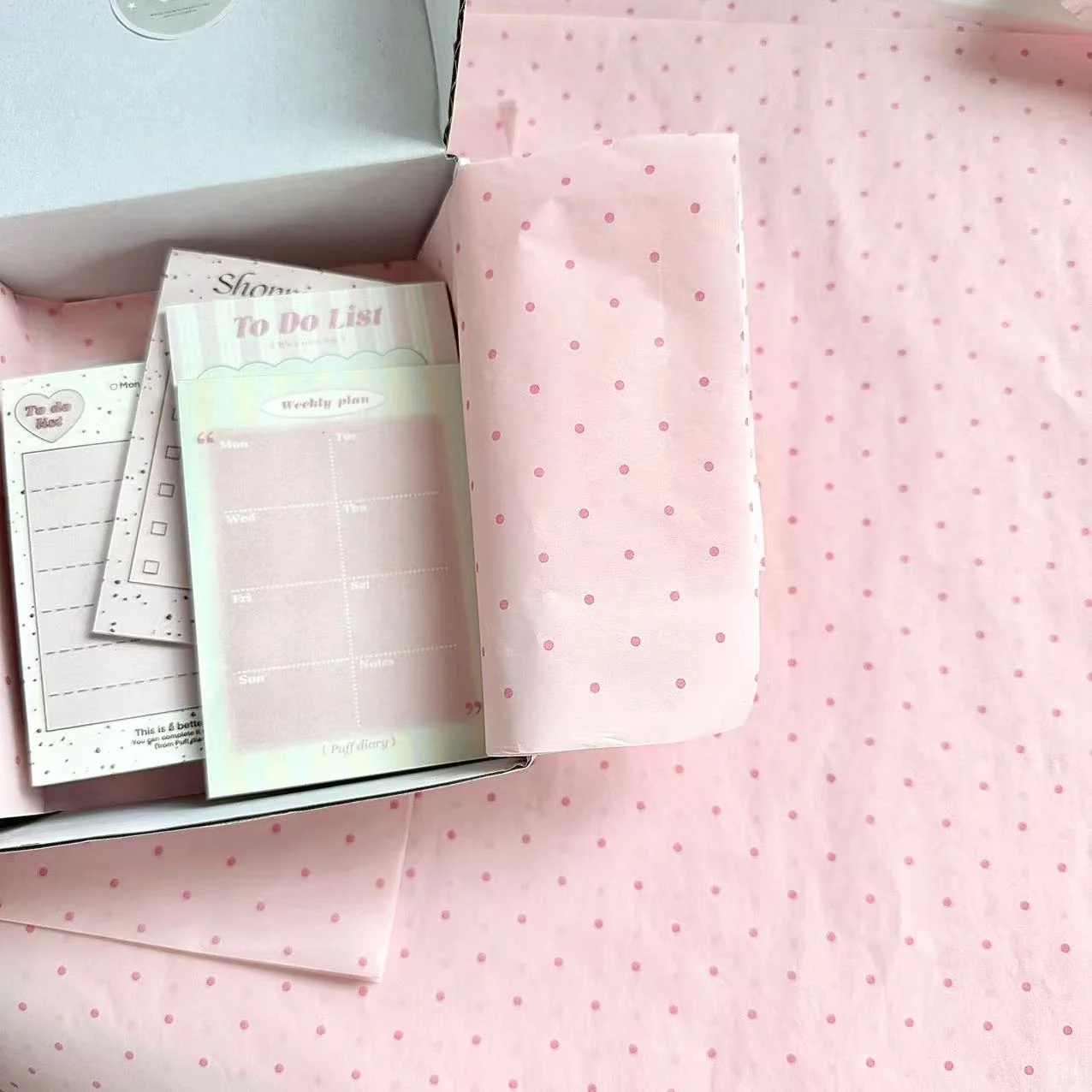 Ins rosa gewellte Punkte Schnee Birne Papier Geschenkpapier kleiner frischer Blumenstrauß Geschenkpapier Geschenkpapier DIY handgefertigte Materialien Image